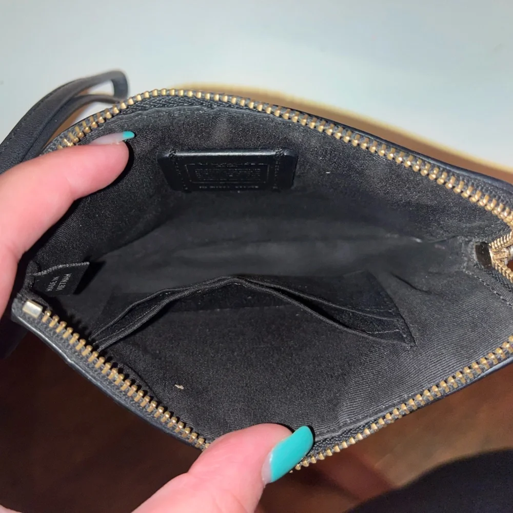 🧩 Coach Small Wristlet - Picture 2 of 2